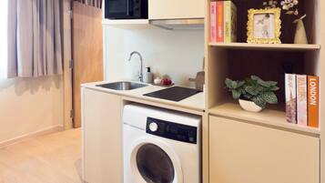 Double Room, Mobility Accessible | Private kitchen | Mini-fridge, microwave, stovetop, cookware/dishes/utensils