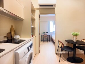 Enkelrum | Delat kök | Minikylskåp, mikrovågsugn, spishäll och grytor/köksredskap