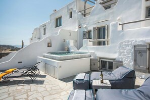 Outdoor spa tub - Villa Pathos, Apleton Villas Paros (Paros)