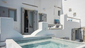 A white building with a swimming pool, a door, and a small balcony. - Villa Pathos, Apleton Villas Paros (Paros)