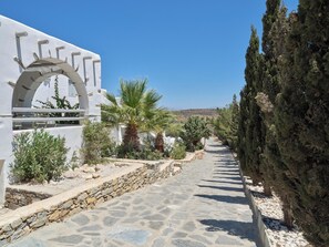 Property grounds - Villa Filoxenia, Apleton Villas Paros (Paros)