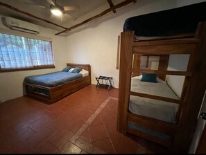 Een strijkplank/strijkijzer, wifi, beddengoed