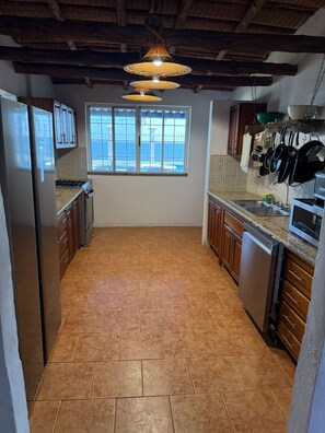 Coffee/tea maker, fridge, microwave, oven - 🌴 Private Beachfront Oasis in Playa Malibu 🌊 (Provincia de Panamá Oeste)
