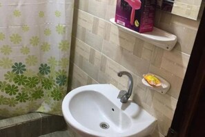 تجهيزات دش، مجففات شعر، مراحيض شطف، مناشف