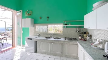 Villa, vista mare | Cucina privata