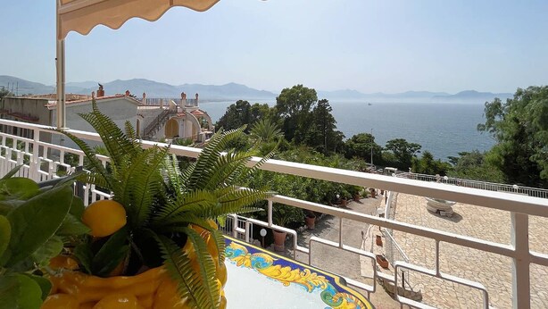 A balcony with a view of the sea and mountains. - Solemar Sicilia - Villa Elis (Bagheria)