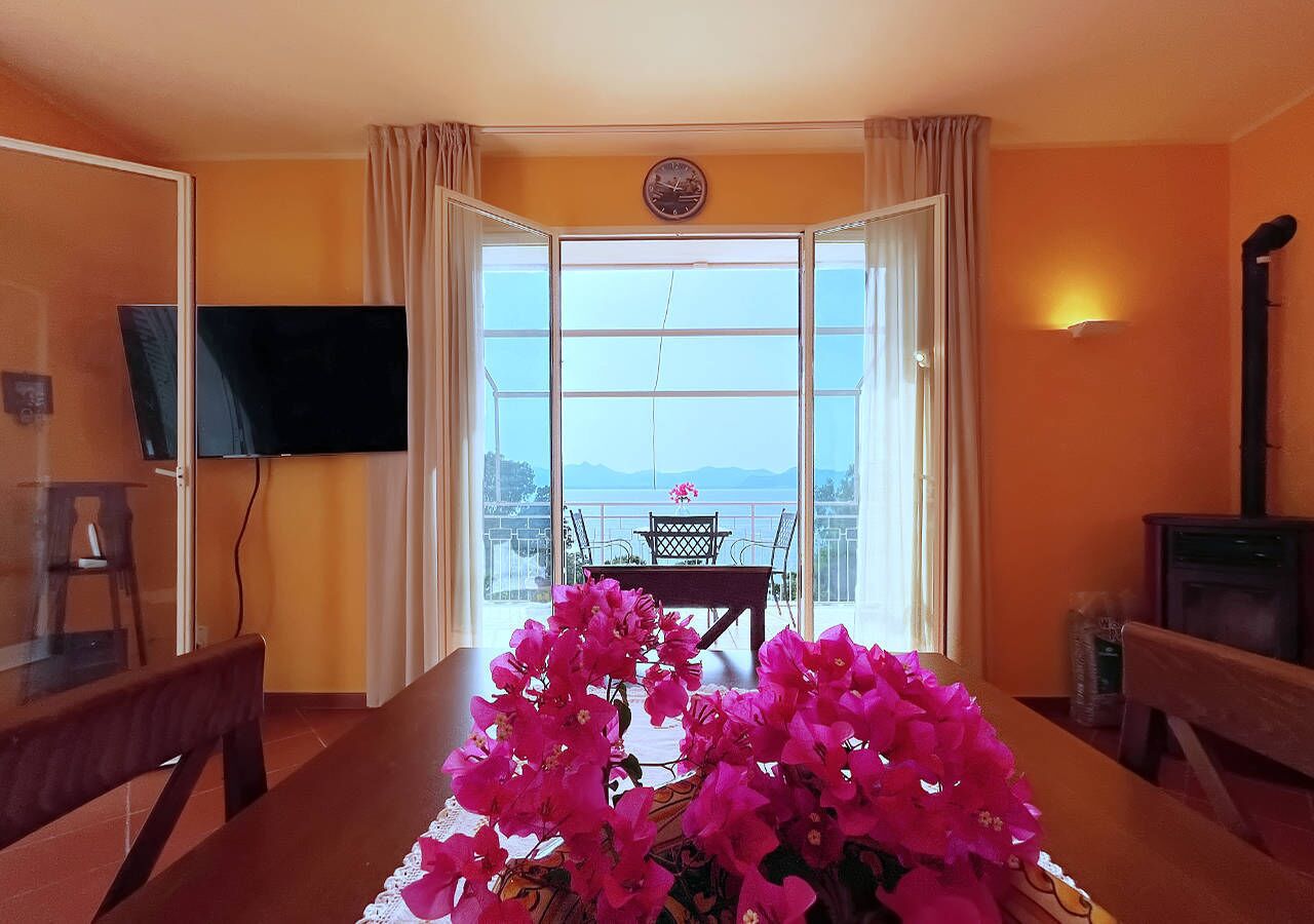 Villa, vista mare | Area soggiorno | TV a schermo piatto