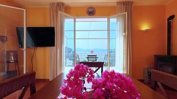 Villa, vista mare | Area soggiorno | TV a schermo piatto