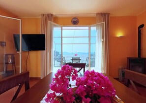 Villa, vista mare | Area soggiorno | TV a schermo piatto