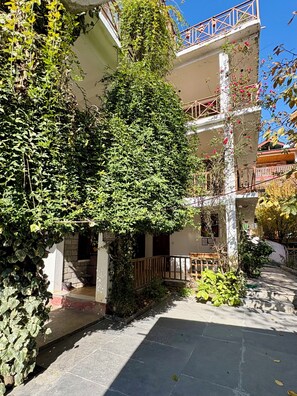 Vista frontal de la propiedad