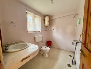 Deluxe Room, Mountain View | Bathroom | Towels, soap, shampoo, toilet paper - Basera by Mountain Story (Manali)