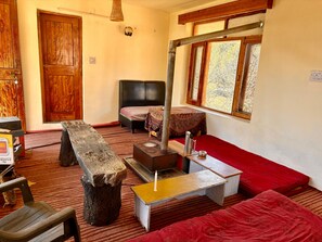 Living area - Basera by Mountain Story (Manali)