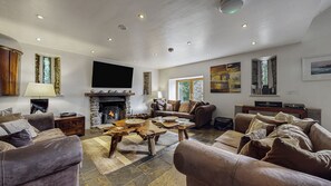 Télévision, cheminée