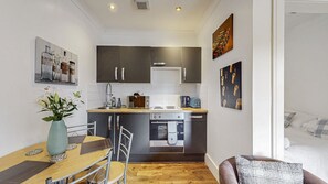 ثلاجة، ميكروويف، فرن، غلّاية كهربائية