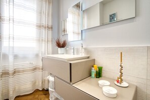 Regadera, secadora de cabello, bidet, toallas 