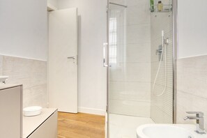 Shower, hair dryer, bidet, towels - GuestHost - White Flat: bilo di design De Angeli (Milan)