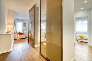 1 habitación y tabla de planchar con plancha 