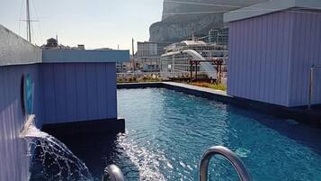 2 piscinas al aire libre, cabañas de piscina gratuitas, sombrillas