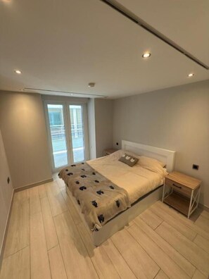Luxury Apartment, Private Pool, Ocean View | Peralatan tempat tidur hipoalergenik, langsir/tirai gelap terus