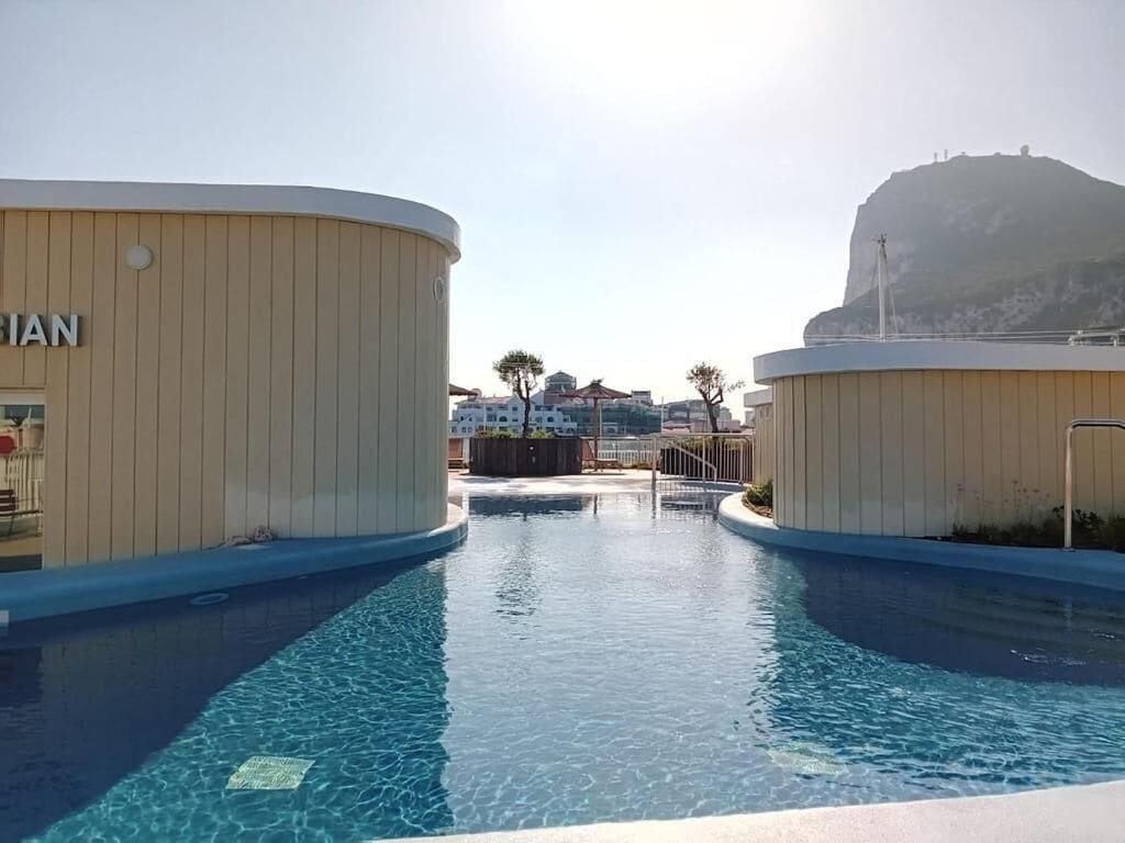 Zona de piscina con dos estructuras cilíndricas etiquetadas "BIAN" a la izquierda.