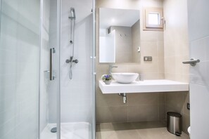 Shower, hair dryer, towels, toilet paper - Intempo by Holuxe - 034 - 3rd floor (Benidorm)