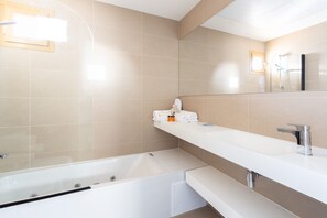 Shower, hair dryer, towels, toilet paper - Intempo by Holuxe - 154 - 15th floor (Benidorm)