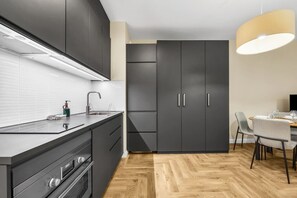 Fridge, microwave, oven, stovetop - Konopacka Studio - 7th Floor, Trams - by Rentujemy (Warszawa)