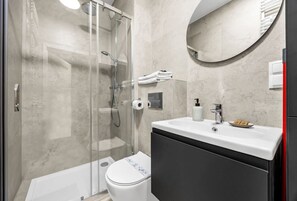 Kostenlose Toilettenartikel, Haartrockner, Handtücher, Toilettenpapier