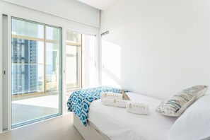 Tabla de planchar con plancha, wifi gratis y ropa de cama