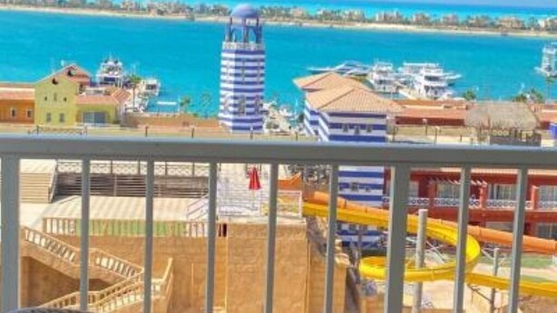 A coastal resort with a water park, including a slide and a tower. - Timo Pyramids View : Deluxe Twin Room (Giza Governorate)