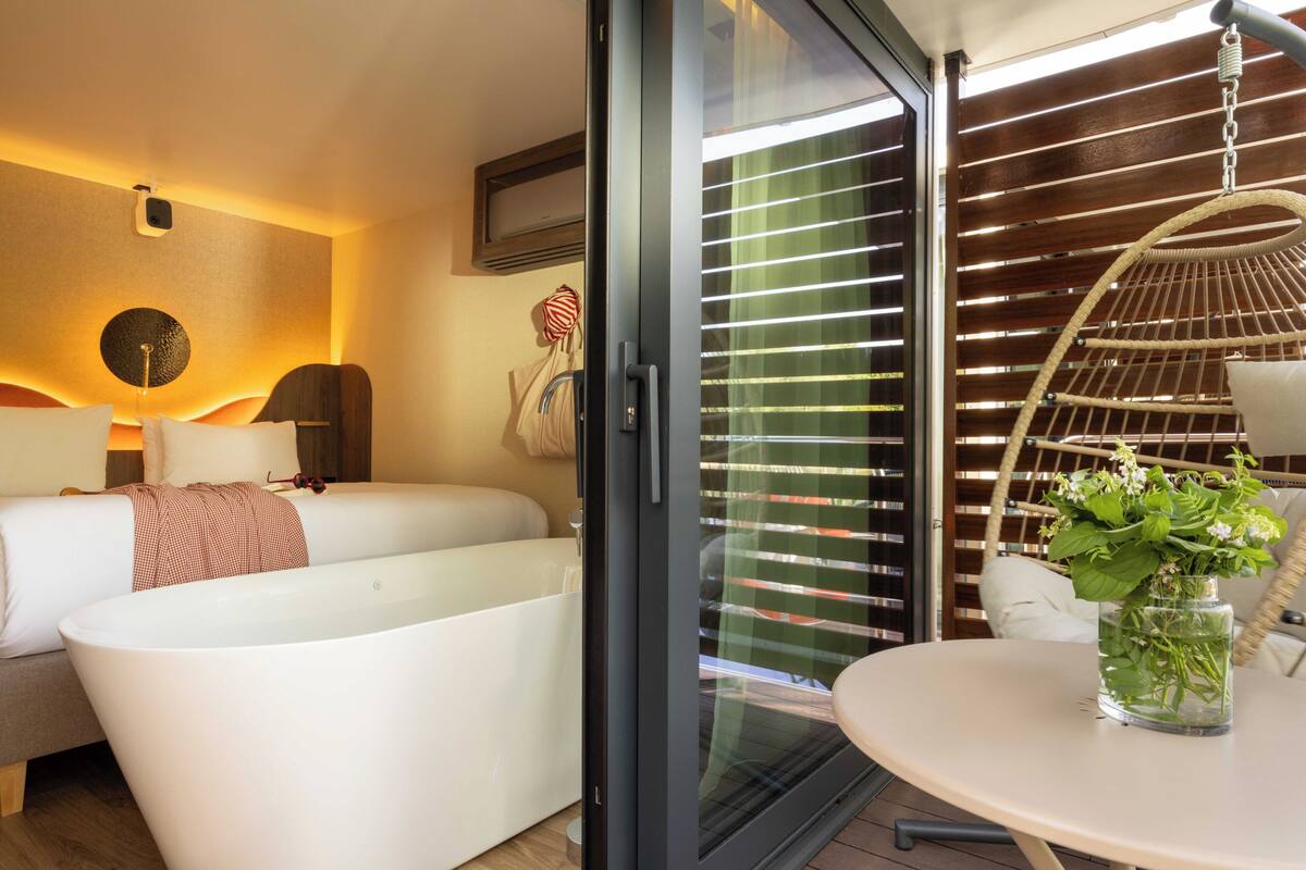 Suite superior, 1 cama de matrimonio grande, vistas al lago | Escritorio, espacio para trabajar con un portátil, wifi gratis