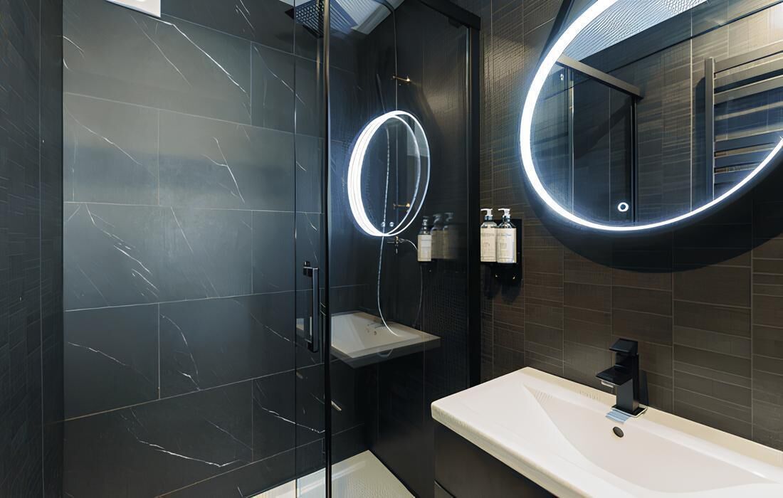 Suite de diseñador | Baño | Tina y regadera independientes, secadora de cabello, toallas, jabón 