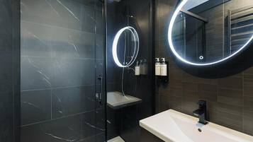 Suite de diseñador | Baño | Tina y regadera independientes, secadora de cabello, toallas, jabón