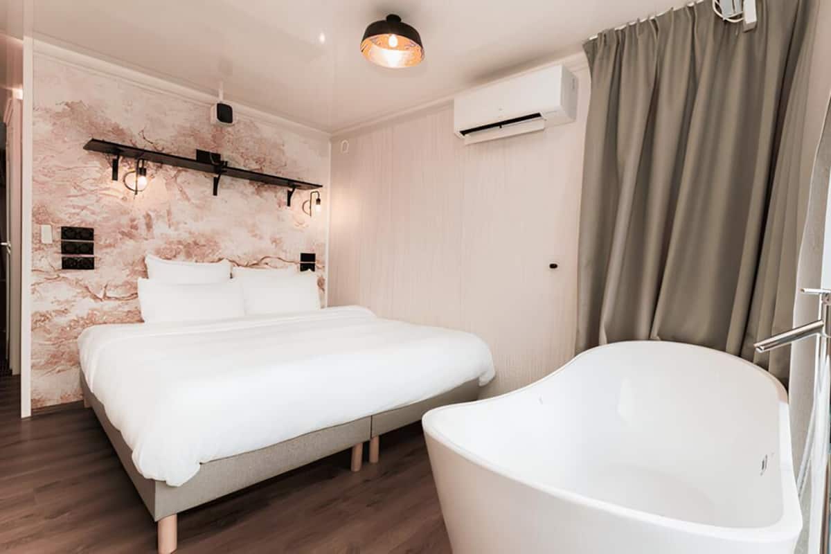 Classic Suite | Desk, laptop workspace, free WiFi
