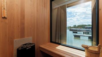 Phòng Suite Deluxe, 1 giường cỡ king, quang cảnh hồ | Phòng tắm | Bồn tắm và buồng tắm vòi sen riêng, máy sấy tóc, khăn tắm, xà phòng