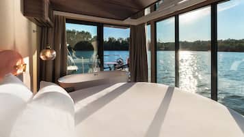 Royal Suite, 1 Katil Raja (King), Lake View | Meja, ruang kerja komputer riba, Wi-fi percuma