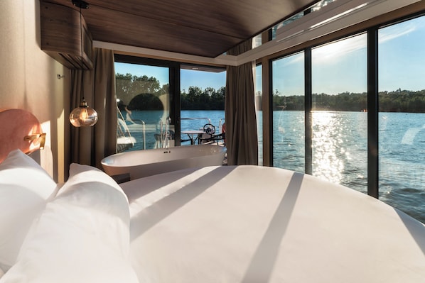 Royal Suite, 1 King Bed, Lake View | Desk, laptop workspace, free WiFi - L'Escale Royale Torcy - Marne la Vallée (Torcy)