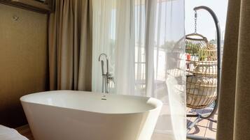 Suite Panoramique, 1 très grand lit, vue lac | Bureau, espace de travail pour ordinateur portable, Wi-Fi gratuit