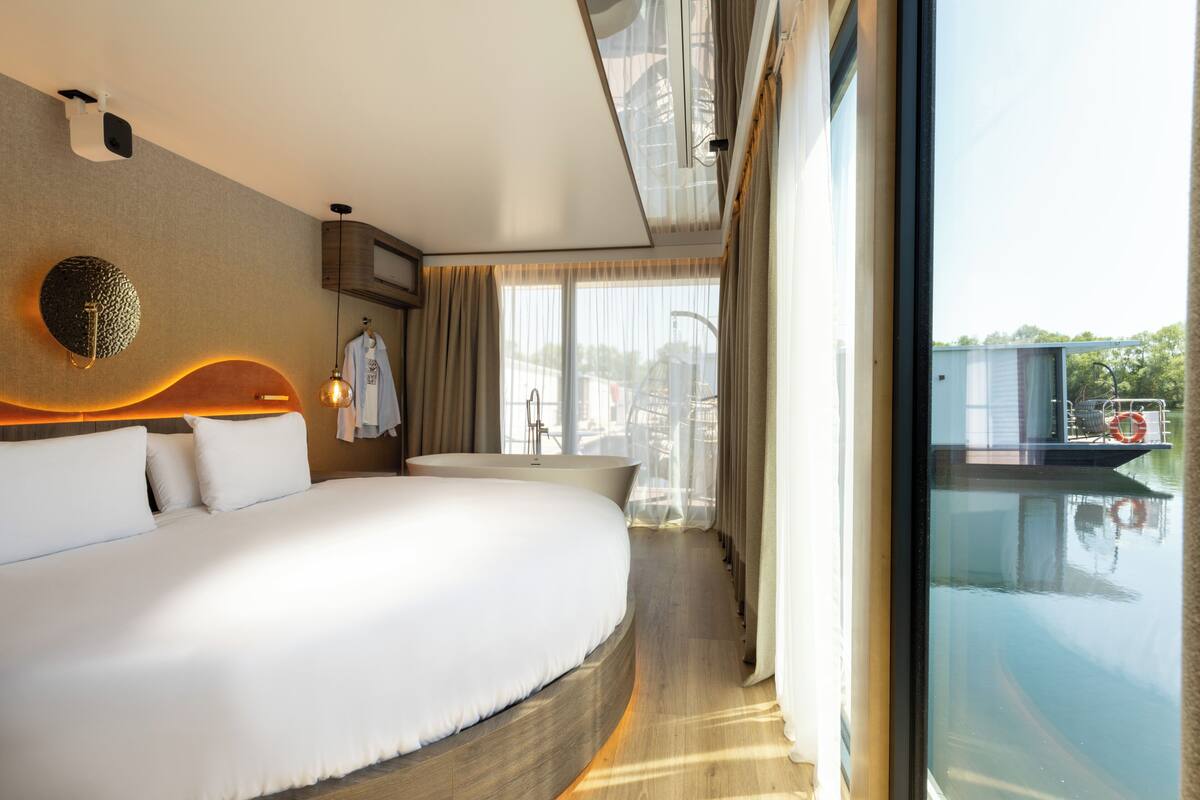 Suite panorámica, 1 cama de matrimonio grande, vistas al lago | Escritorio, espacio para trabajar con un portátil, wifi gratis