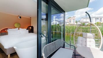 Suite Deluxe, 1 trĂšs grand lit, vue lac | Bureau, espace de travail pour ordinateur portable, Wi-Fi gratuit