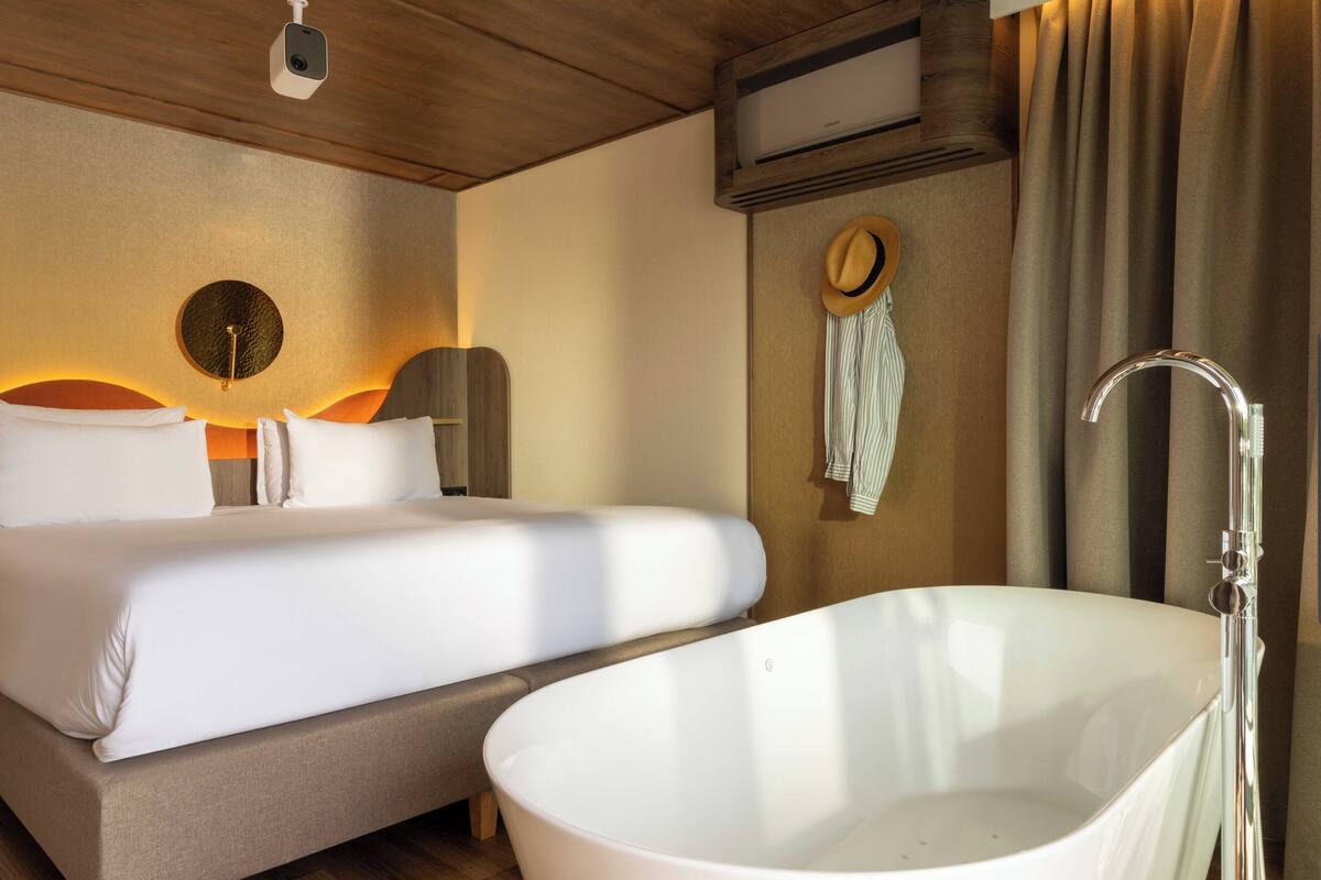 Suite Deluxe, 1 cama de matrimonio grande, vistas al lago | Escritorio, espacio para trabajar con un portátil, wifi gratis