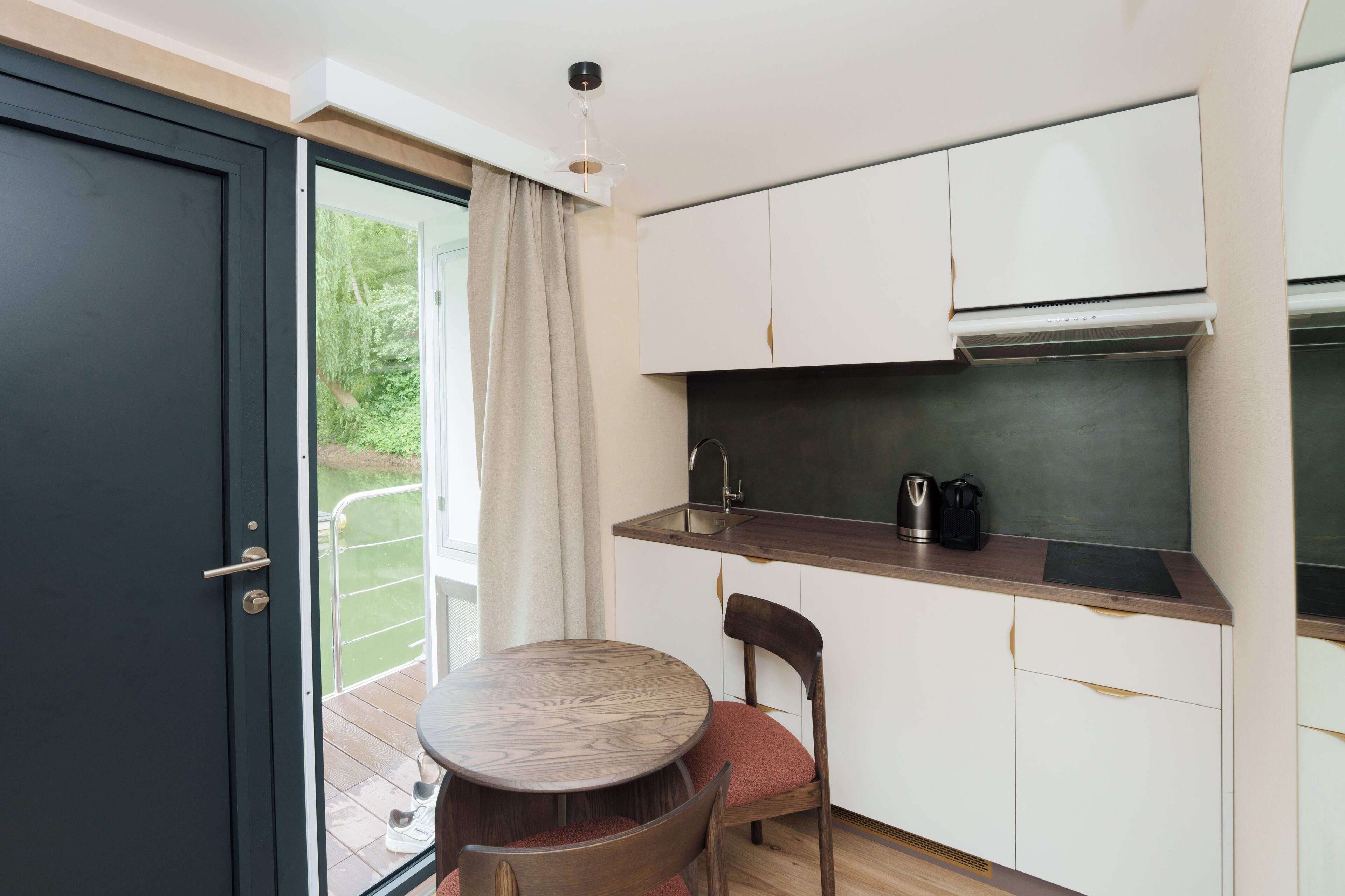 Panoramic Suite, 1 Katil Raja (King), Lake View | Dapur peribadi | Peti sejuk mini, dapur, alat memasak/pinggan mangkuk/perkakas dapur 