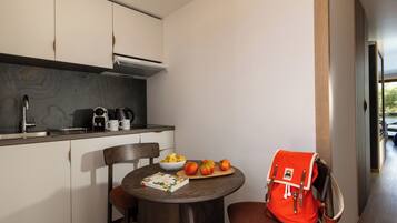 Superior-Suite, 1 King-Bett, Seeblick | Wohnbereich