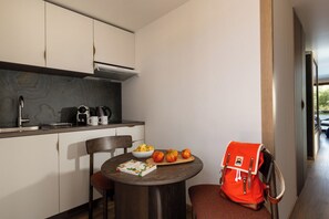 Suite superior, 1 cama de matrimonio grande, vistas al lago | Zona de estar