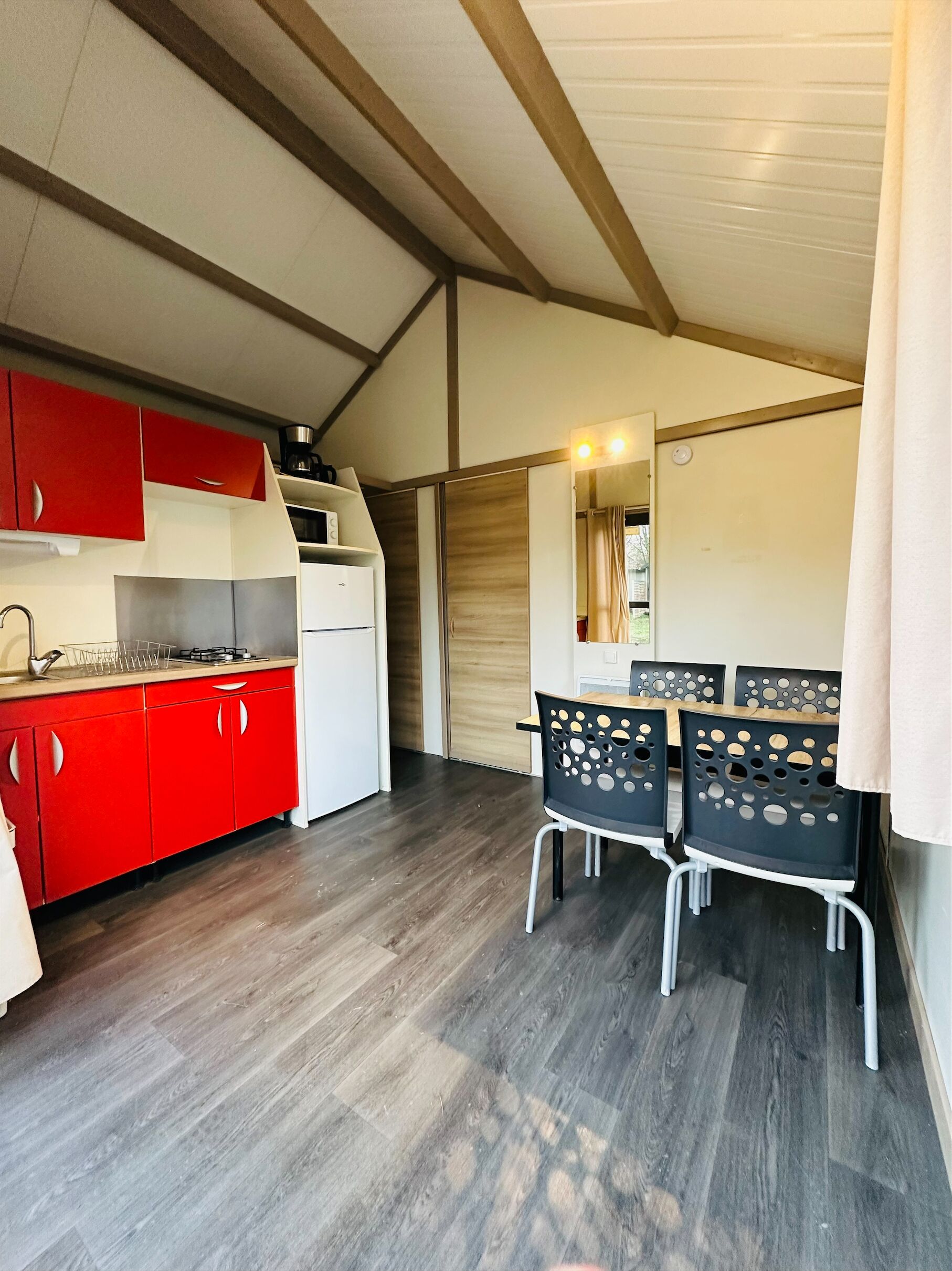 Appartement Familial | Coin cuisine privé | Mini réfrigérateur, plaque de cuisson, cafetière/bouilloire