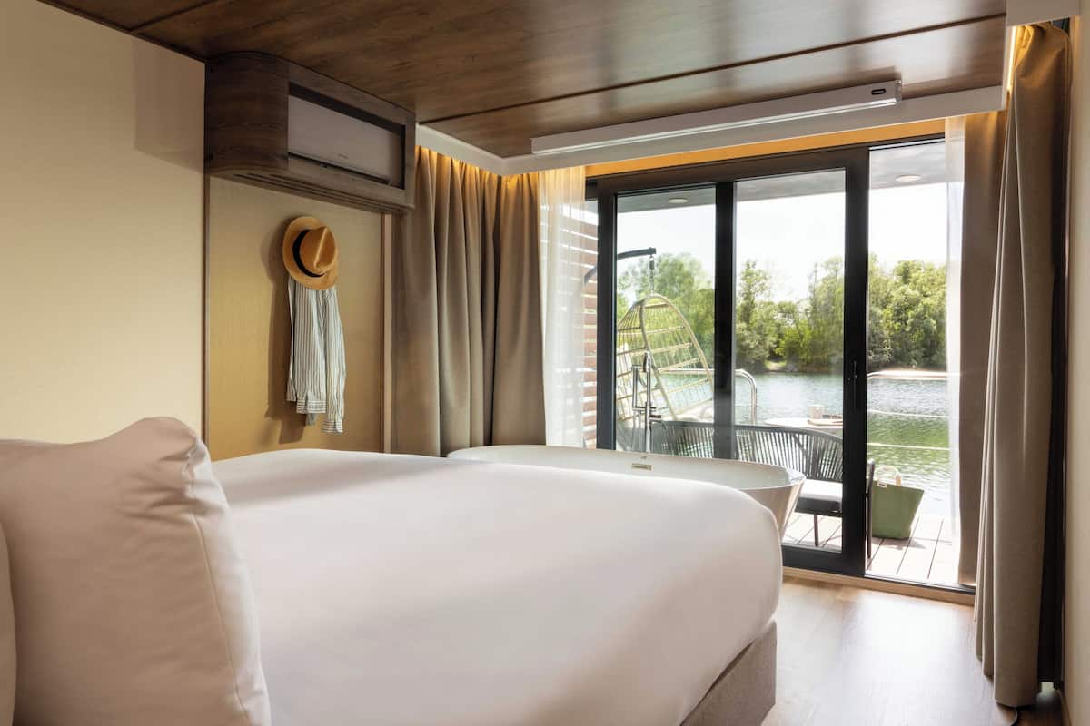 Suite clásica, vistas al lago | Escritorio, espacio para trabajar con un portátil, wifi gratis