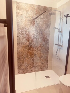 Dusche, Haartrockner, Handtücher, Seife