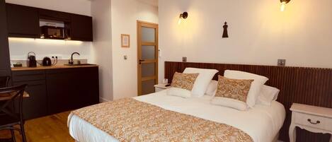 1 bedroom, bed sheets