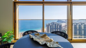 A room with a large window offering a view of the sea and cityscape. - Intempo by Holuxe - 216 - 21st floor (Benidorm)