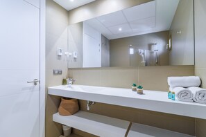 Dusche, Haartrockner, Handtücher, Toilettenpapier